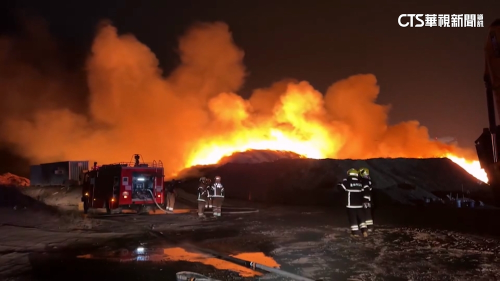 台南仁德廢棄家具堆置場大火　消防漏夜灌救