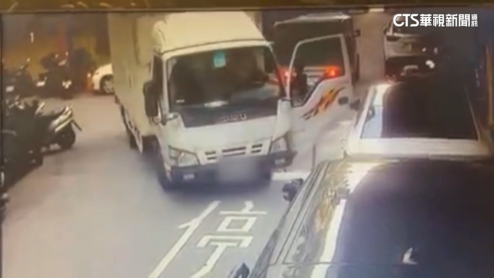 貨車轉彎疑未減速　車門彈飛刮花路邊車