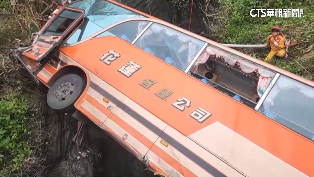 花蓮死亡車禍！　客運撞轎車墜5樓高邊坡　1死5傷