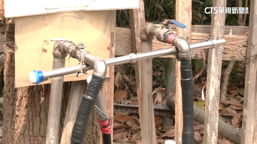 高雄大坪頂湧山泉水　民眾提水桶跨區裝水