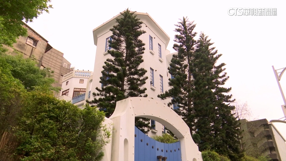 信義區驚見「希臘城堡」！　白牆藍頂屋掀熱議