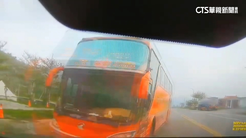 休旅車跨雙黃線左轉　對撞花蓮客運墜邊坡1死5傷