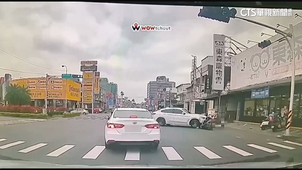 宜蘭兄妹雙載撞轎車　後座兄拋飛重摔不治