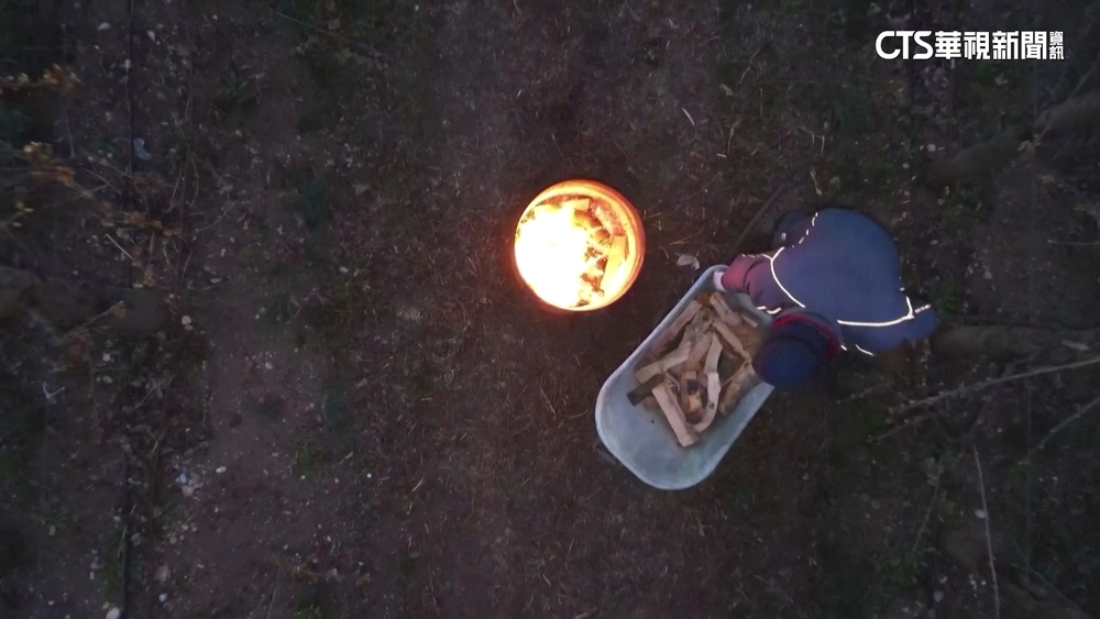 義大利氣溫驟降　果農燒柴為櫻桃樹「取暖」