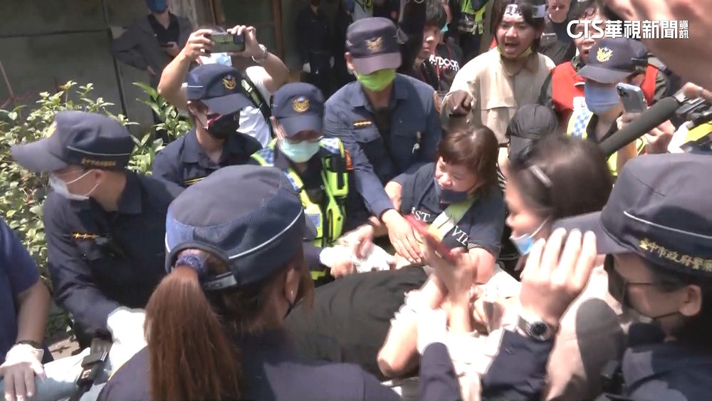 台中百年老厝遭判拆屋還地　屋主協同居民激動擋拆