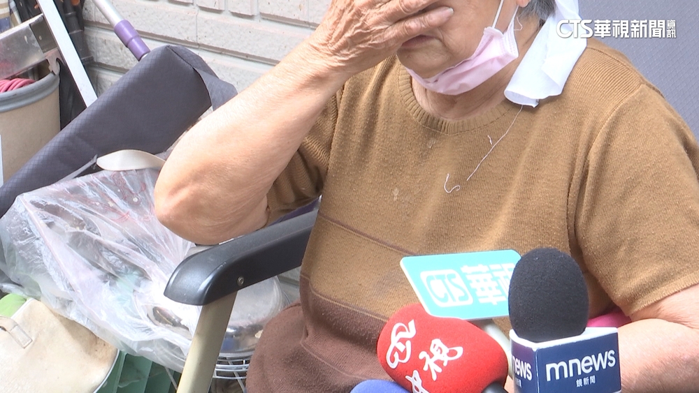起家厝遭孫變賣！　8旬婦露宿家門噴漆抗議