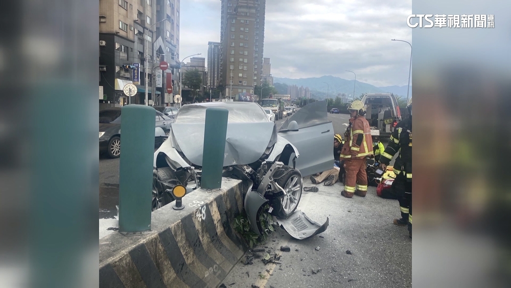 特斯拉猛撞分隔島起火　知名設計師搶救不治