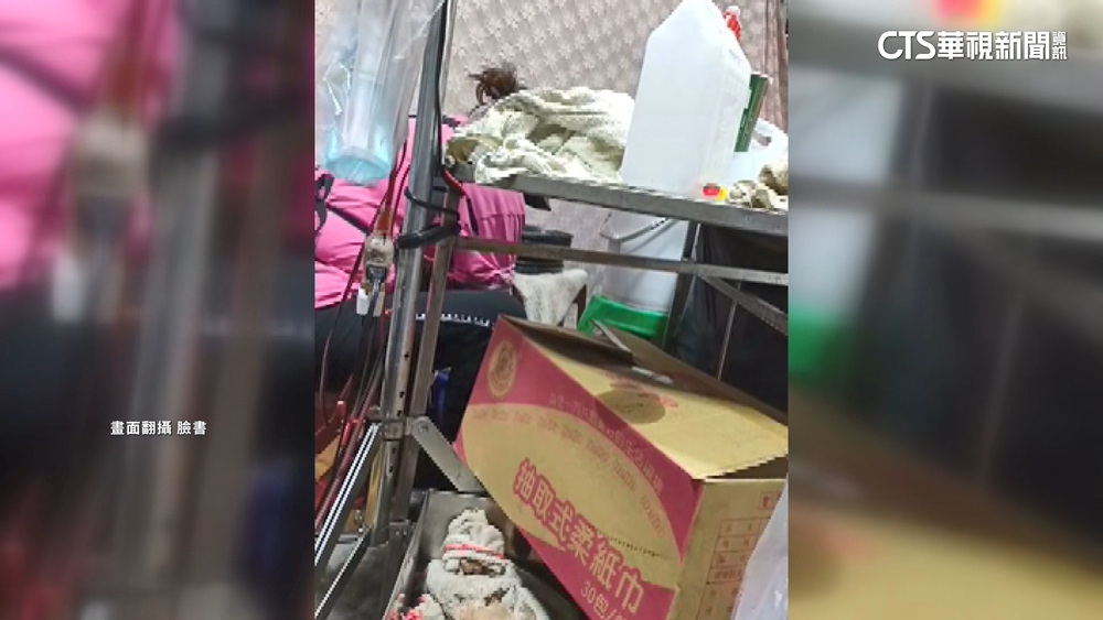 衛生堪憂！　民眾目睹夜市牛排鐵板恐怖清潔過程