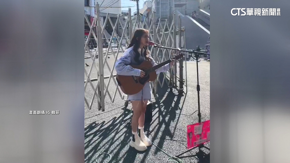 東京街頭自彈自唱！　王中平愛女韓菲甜美嗓音受矚