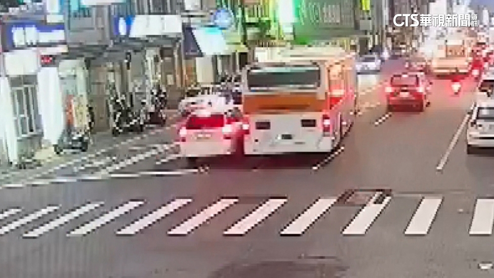 公車急切險害撞　司機：前車急煞又換車道