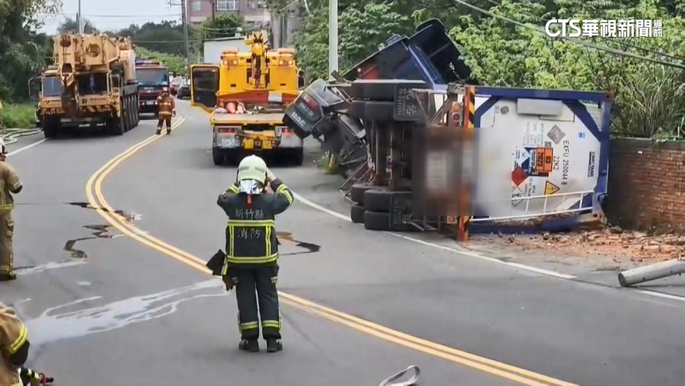 載毒物「環氧氯丙烷」槽車新竹翻覆　拉封鎖線管制