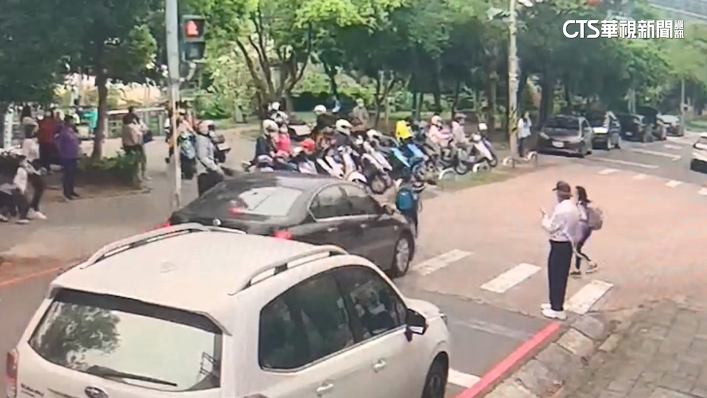 又見行人地獄！？駕駛學區闖紅燈　男童險遭擦撞