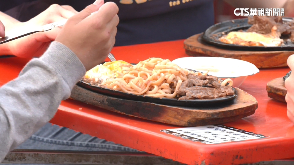 牛排攤「一桶黑水」洗鐵盤惹議　夜市：禁入場擺攤