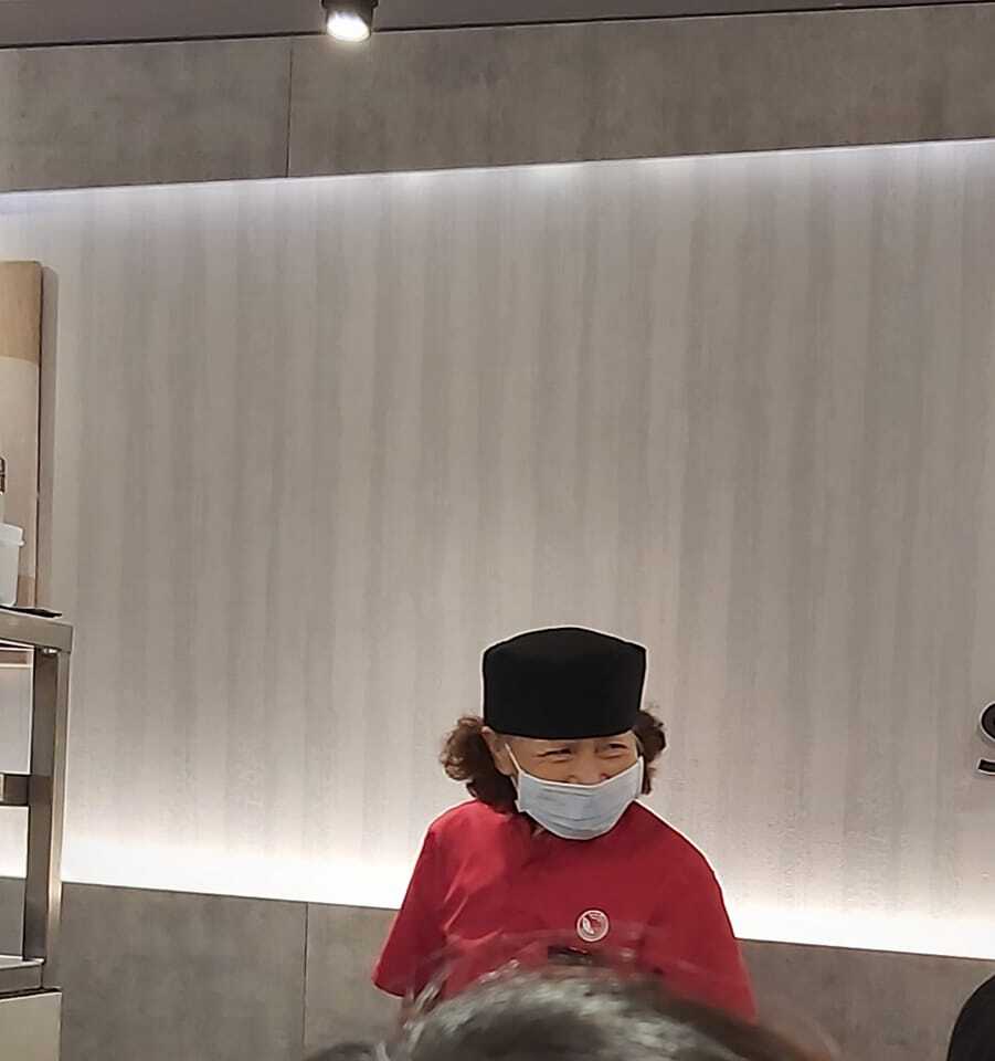 爭鮮「阿嬤員工」手腳超俐落！自曝90歲　網大讚：是魔法阿嬤