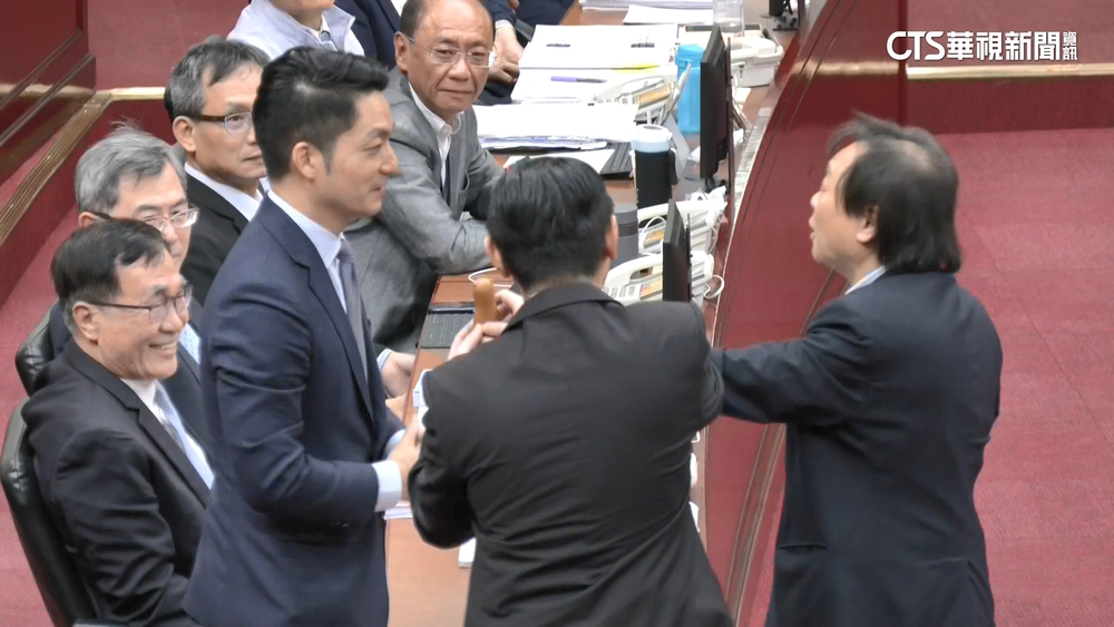 蔣萬安質詢首秀登場　王世堅送「螺絲起子」