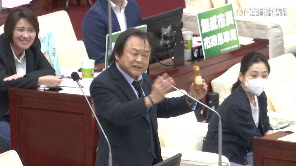 蔣萬安備詢初體驗　「蔣師」王世堅送螺絲起子