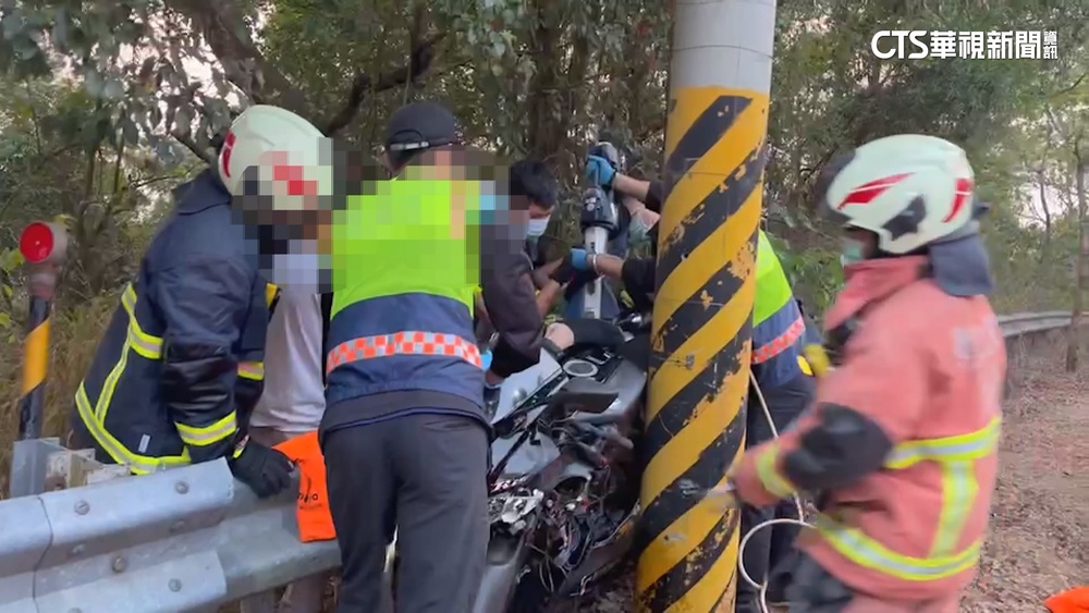 又是139線死亡彎道！　騎士撞進電桿與護欄縫隙