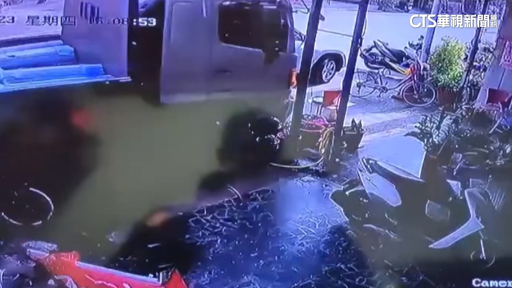 貨車駕駛突暈眩！　「衝進診所、民宅」屋主嚇呆