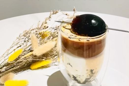 Youtuber挑戰暗黑料理「皮蛋咖啡」　真實反應曝光　網驚呼：「噁心」