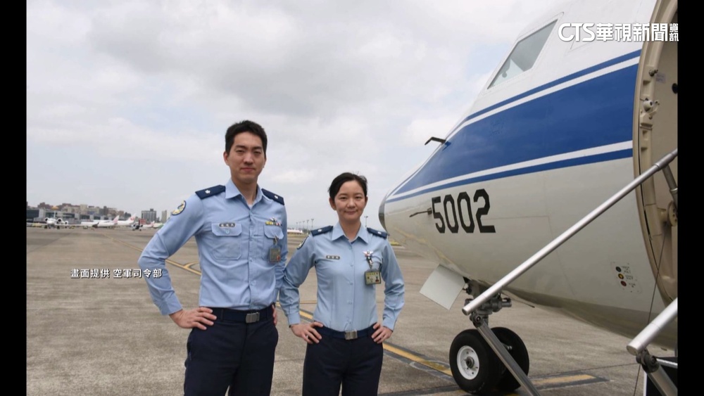 假的！網傳福克50投共　空軍「秀報紙」駁謠言