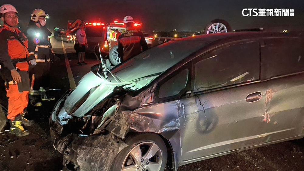 國道5號轎車追撞1車翻覆　4人1孕婦送醫