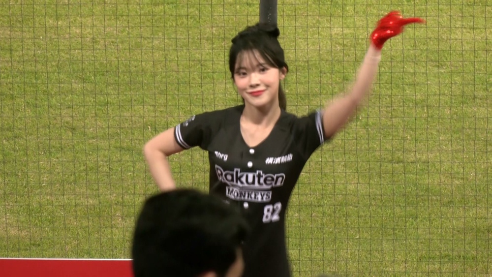 李多慧首登台應「猿」　上萬球迷湧入桃園棒球場