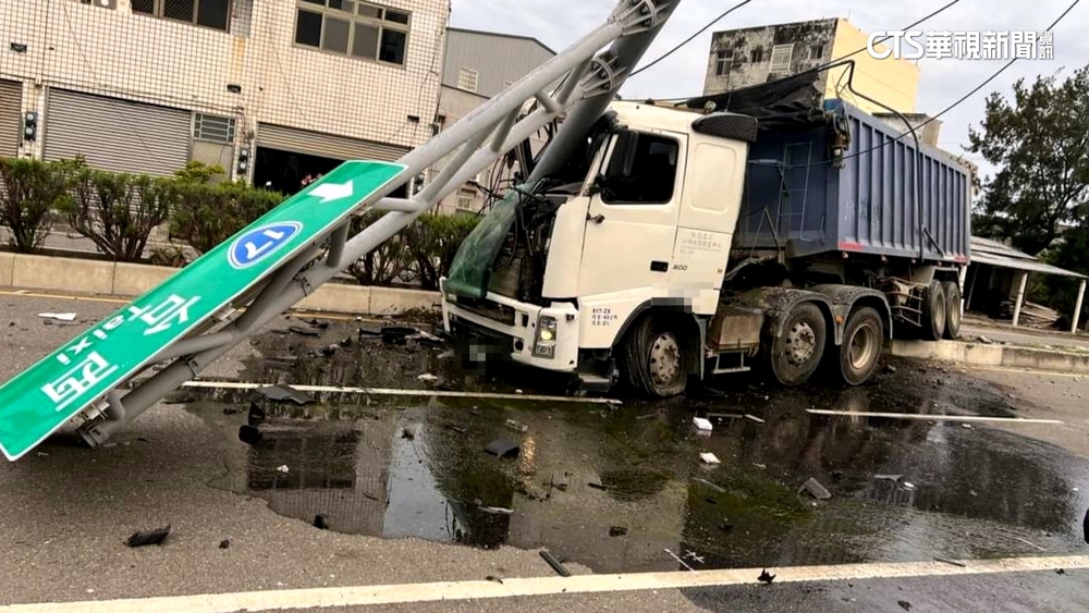駕駛恍神？　砂石車撞分隔島　指示牌劈進駕駛座