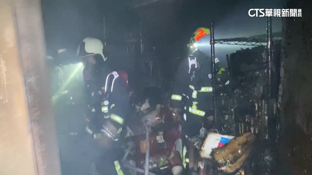 台中凌晨社區火警　房門卡住母女受困