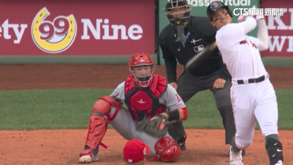 本季首安即首轟！　張育成兩分砲越「綠色怪物」