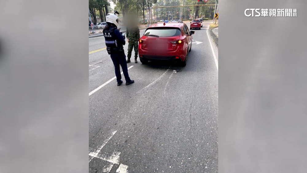 不滿後車未禮讓？　「軍服男」疑惡意逼停爆擦撞