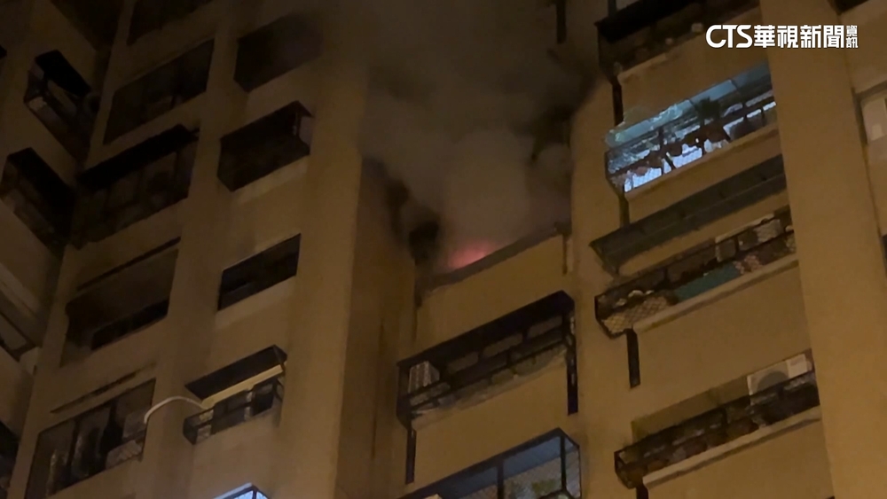社區暗夜大火釀2傷　母昏迷插管　女嗆傷
