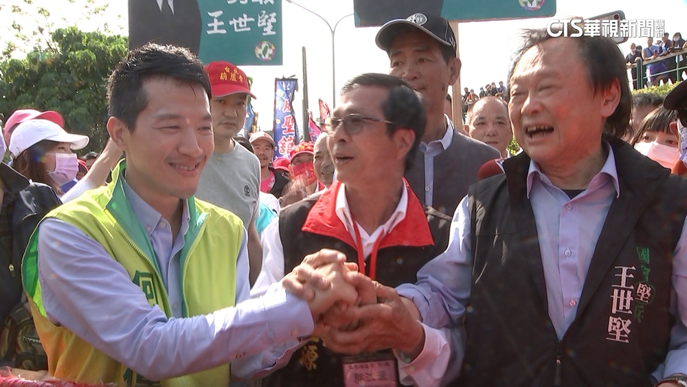 堅偉首同框！　「加Line+握手1分鐘」仍飄煙硝味