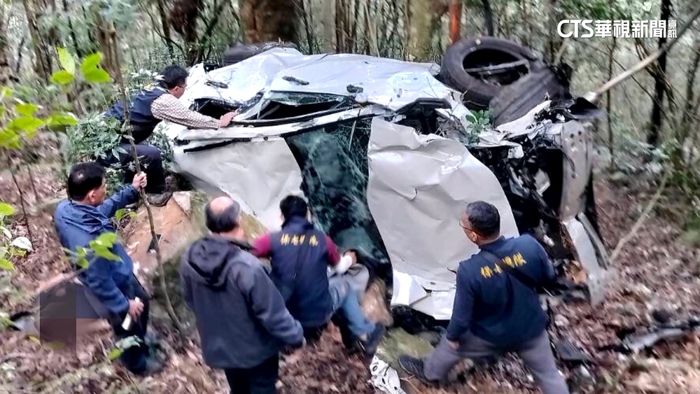 轎車滑落大雪山林道　2女卡50公尺深邊坡