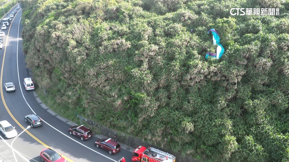 北海岸玩飛行傘「卡山壁」　男自行解繩脫困