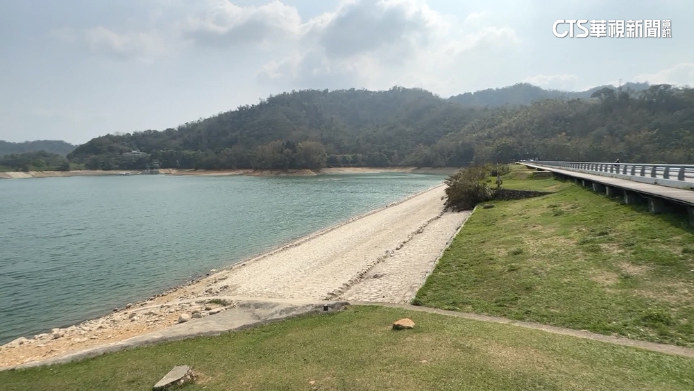 日月潭水位降「水社柳」乾癟　水上自行車道變草原