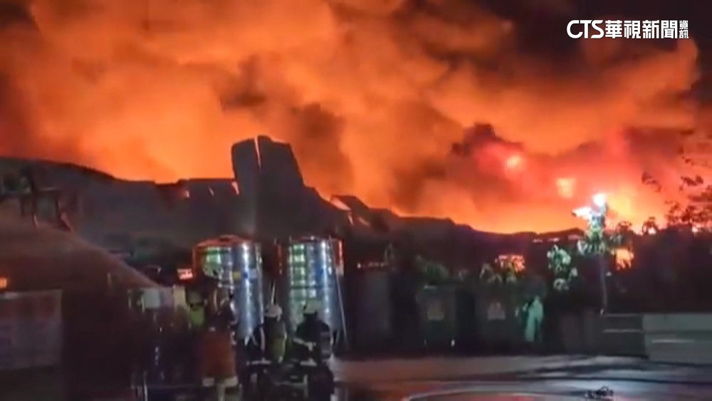 桃園鐵皮工廠凌晨惡火！　全面燃燒幸無傷亡