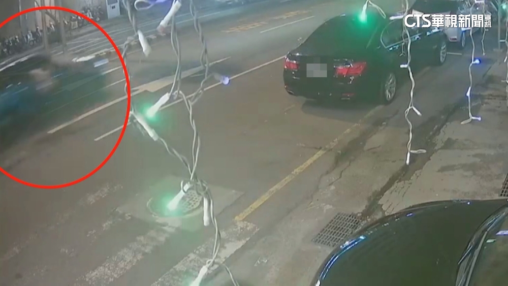 女走斑馬線遭闖紅燈轎車撞飛　3路人驚險逃劫