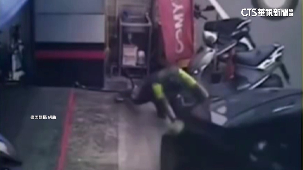 小客車忘拉手剎車一路衝　民眾洪荒之力擋下