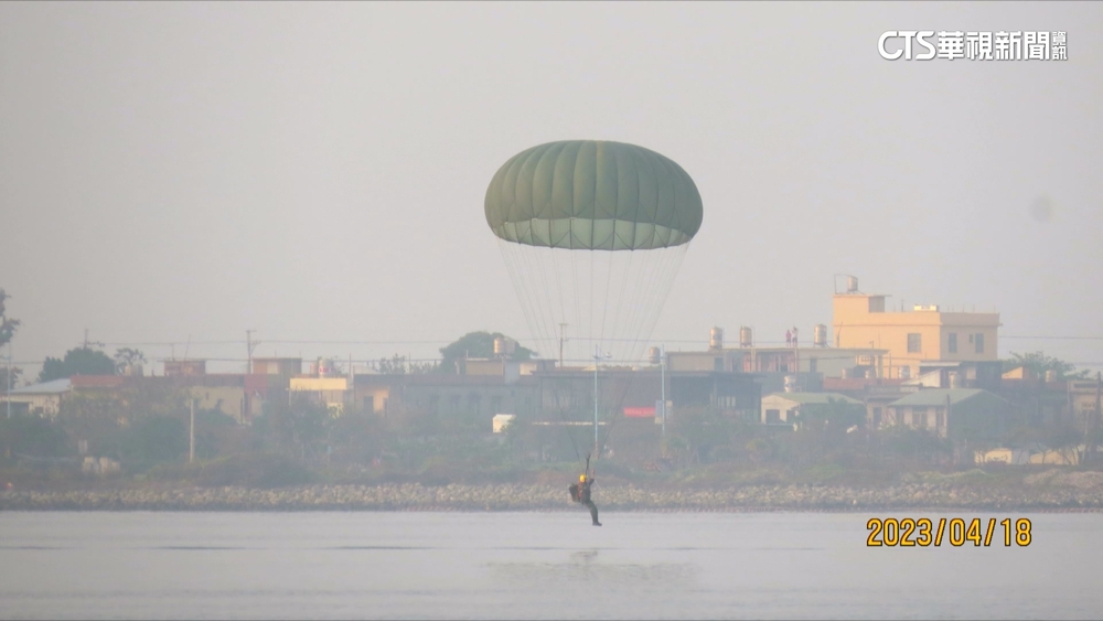 航特部大鵬灣跳傘　官兵1250呎高空跳出場面壯觀