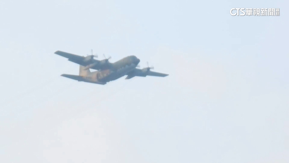 克服困難地形　陸軍航特部大鵬灣跳傘訓練