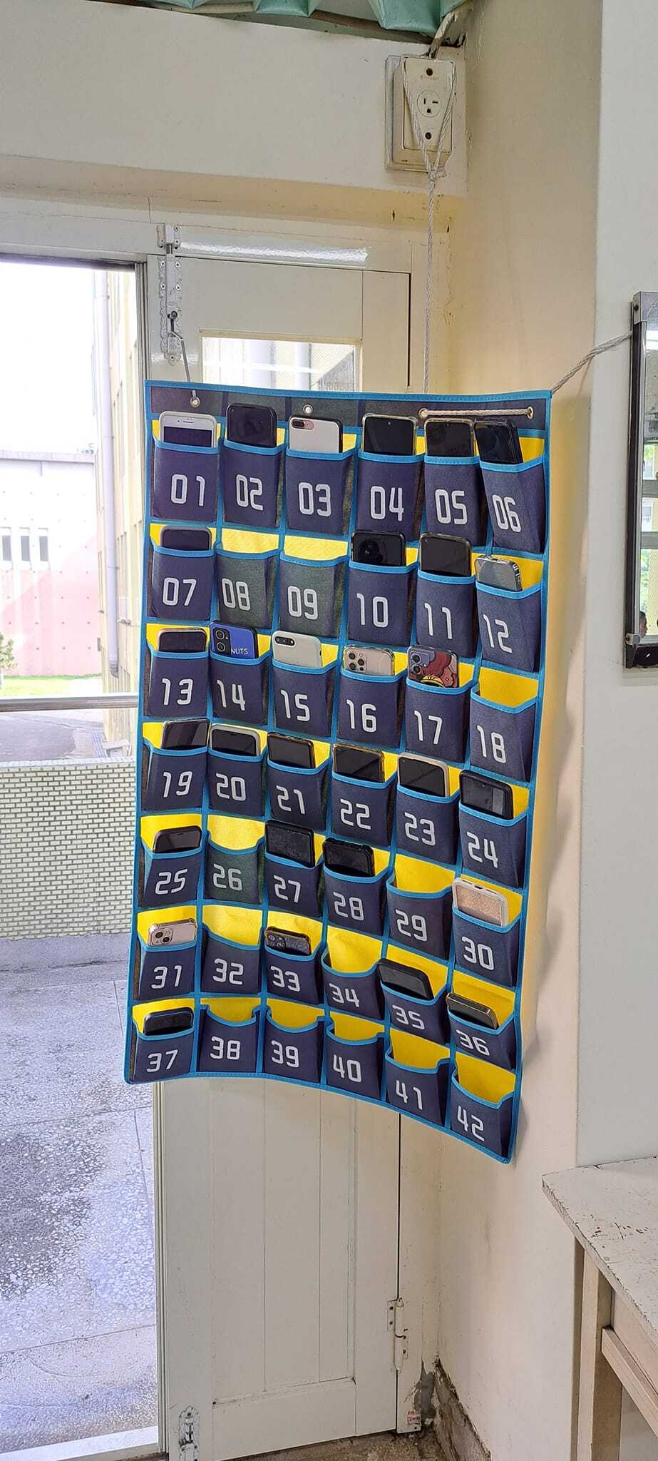 教室後方「停機坪」擺滿iPhone！　網笑翻：我都交手機殼