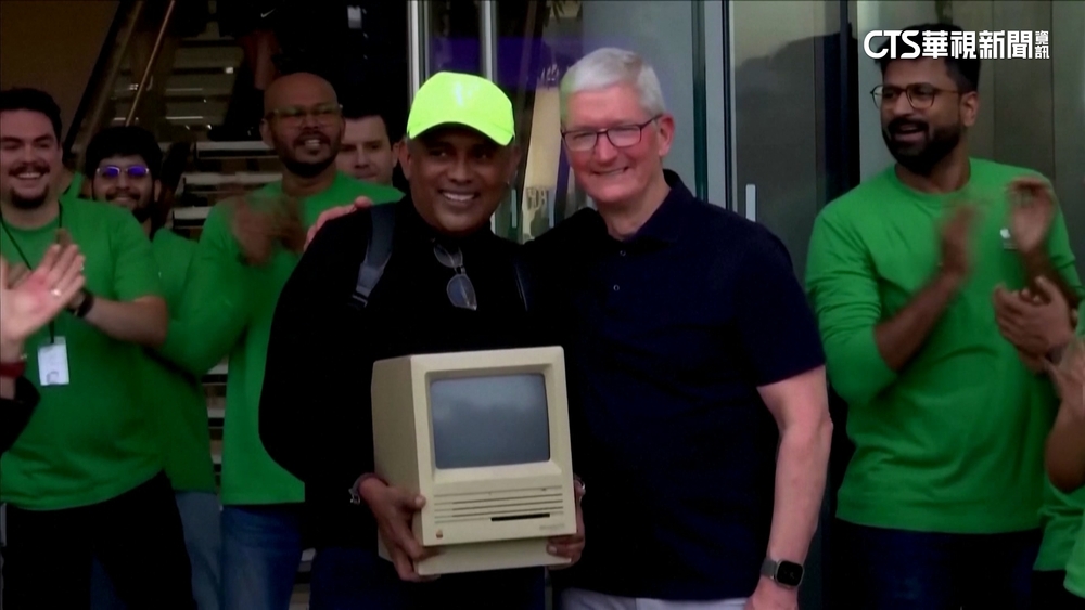 印度第一家蘋果直營店！　庫克親自開門迎賓