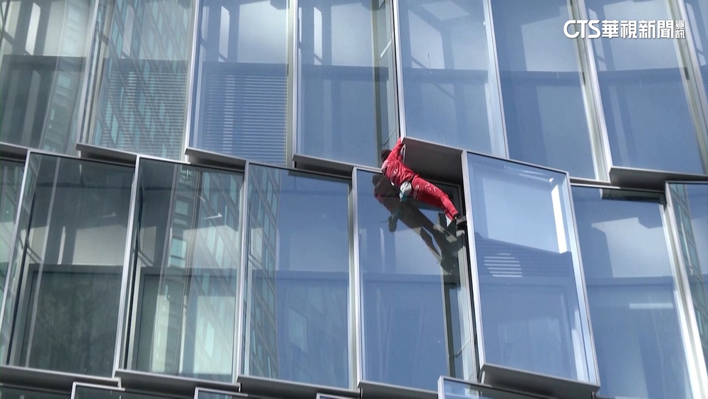 法國60歲蜘蛛人反年改　爬摩天大樓抗議