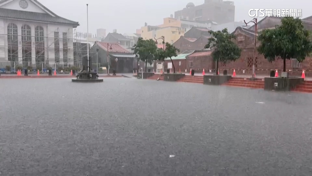 鹿港公會堂積水及膝　天后宮廟埕宛如池塘