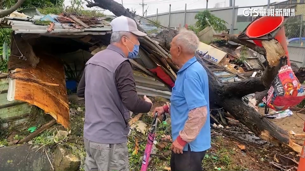 大樹壓垮鐵皮屋　92歲老翁縫隙脫困嚇壞了