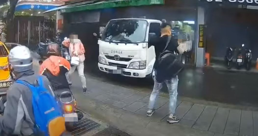 新北土城驚傳槍響！ 光天化日下掃射出「51個彈孔」 嫌犯已自行投案