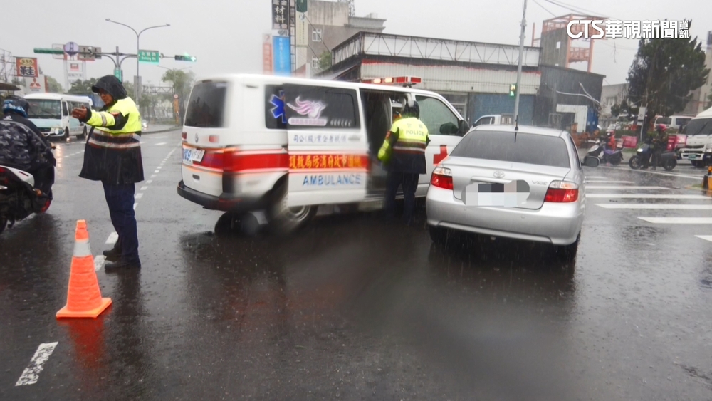 桃園救護車值勤路口碰撞　轎車駕駛輕傷