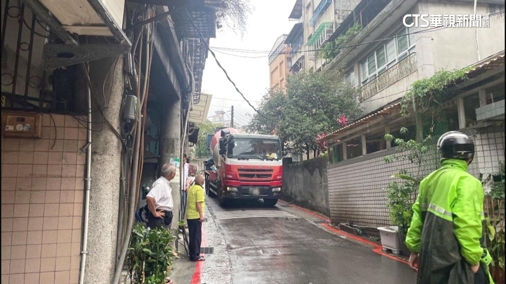 混凝土預拌車違規逆向勾斷電纜　北投近百戶停電