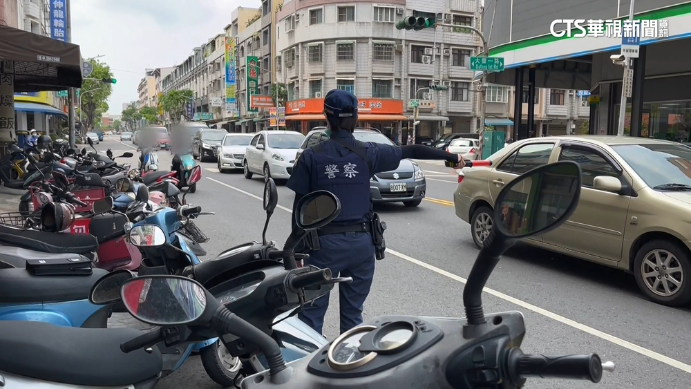 紅燈僅供參考？！　38秒內18汽機車違規右轉