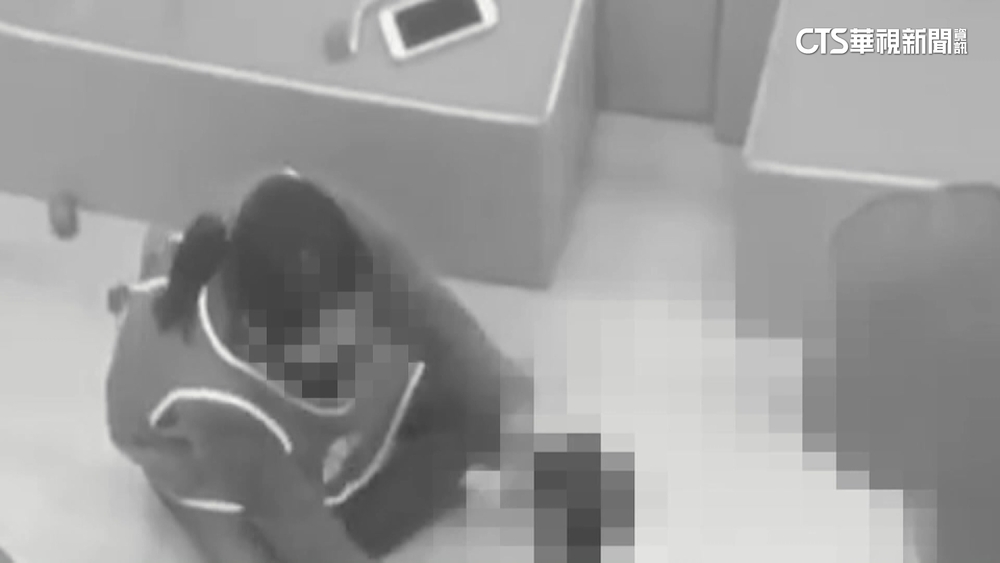 內湖某托嬰中心疑虐嬰！　「壓頭頸」逼睡、喝奶